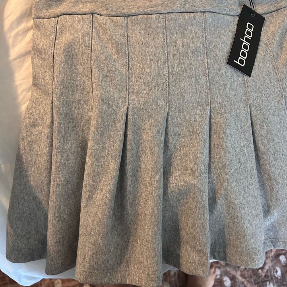 NWT BOOHOO Skater Style A-Line Skirt, Pleats and zippered waistband short/cute!!
